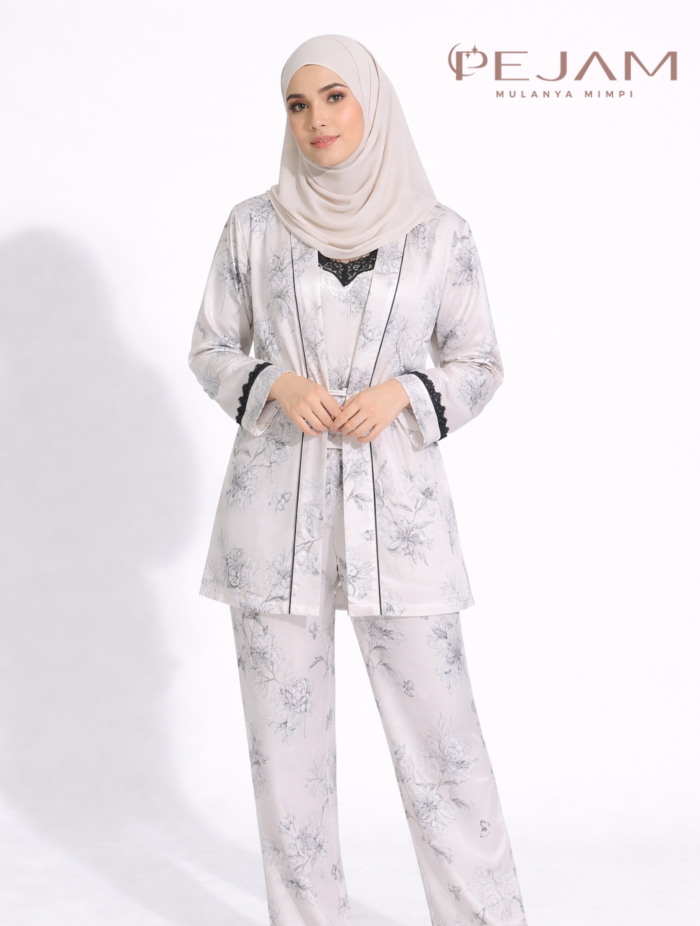 Penerangan Pilihan Tidur Anda LIily Pyjama Satin Premium adalah pilihan yang tepat untuk keselesaan anda. Dari Pejam HQ Collection, ia menawarkan kualiti yang anda cari. Sesuai untuk tidur yang ny Belle